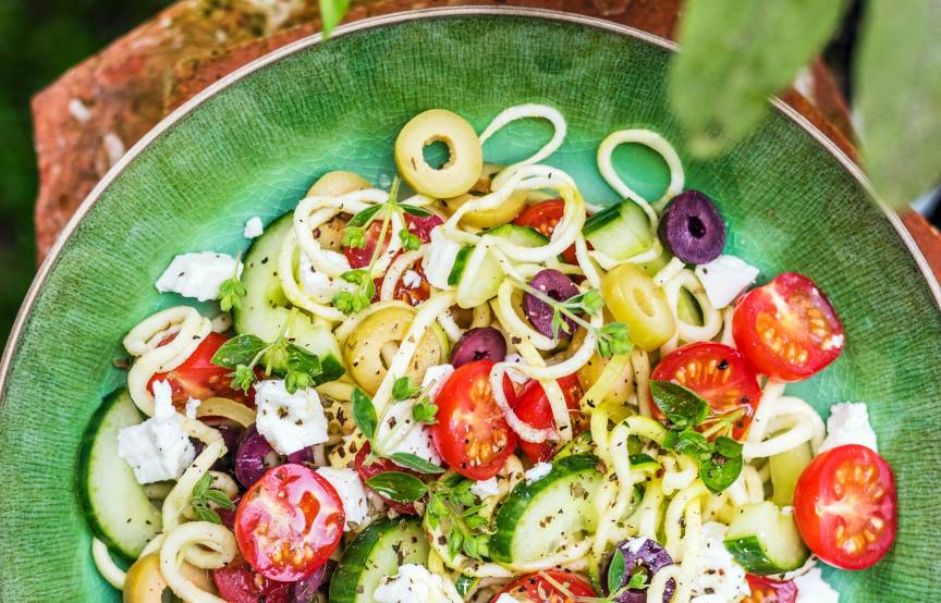 Zucchinisalat mit Tomaten, Gurke und Oliven
