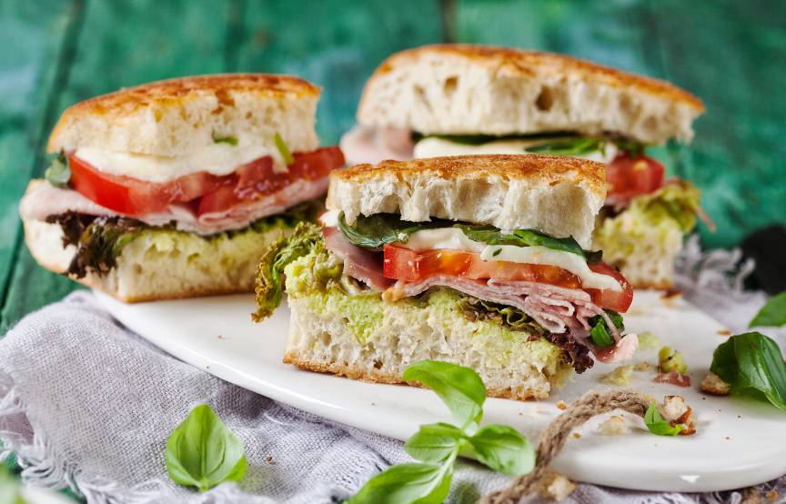 Panini mit Tomate, Mozzarella, Schinken und Avocadocreme