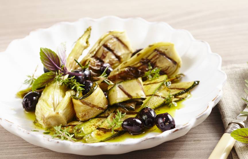 Antipasti aus verschiedenen Gemüsesorten auf einem Teller