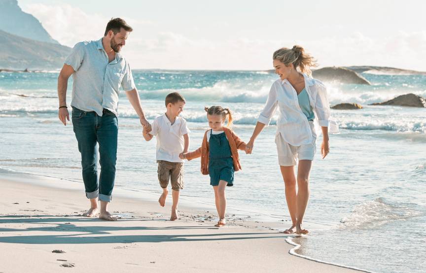 Familie an einem Strand in Italien
