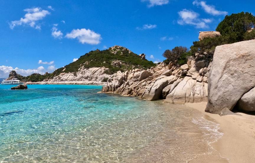 Bucht mit Sandstrand und kristallklarem Wasser auf Sardinien