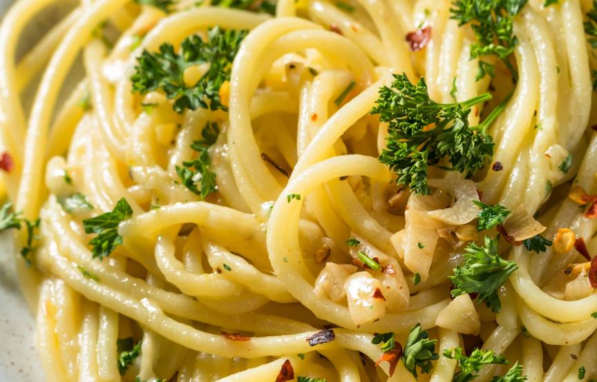 Spaghetti aglio e olio auf einem Steingutteller
