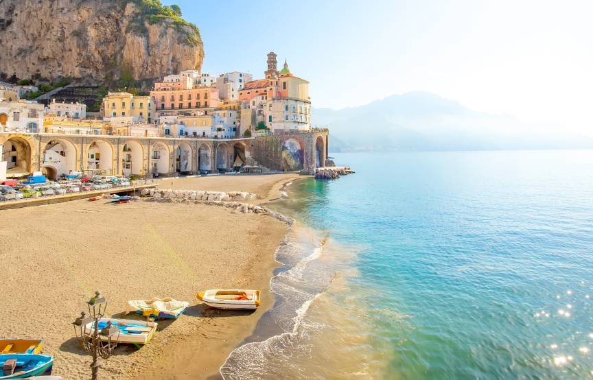 Blick auf die Bucht von Atrani an der Amalfiküste Italiens zu Ostern