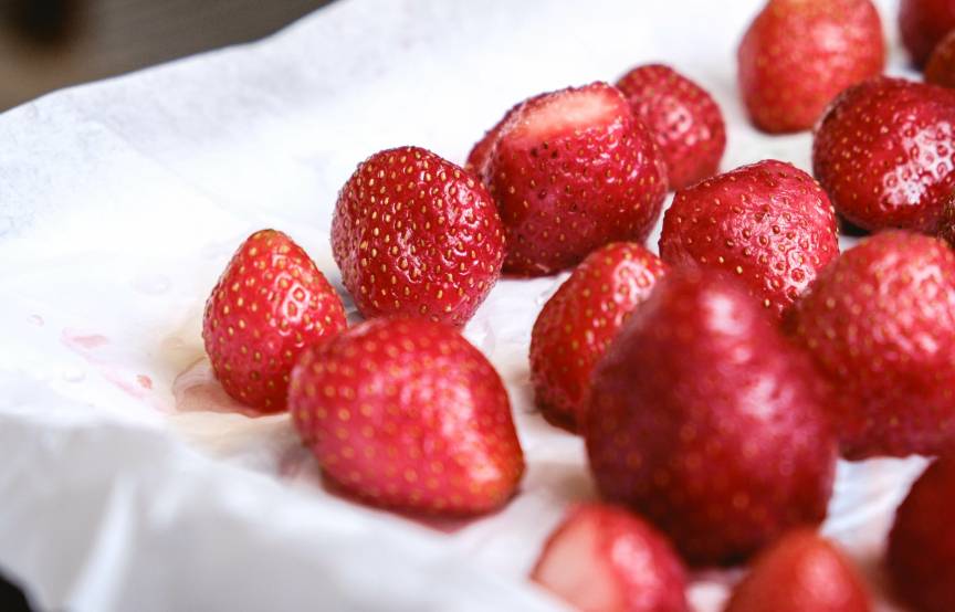 Vorbereitete Erdbeeren auf einem Küchentuch für das Aufbewahren