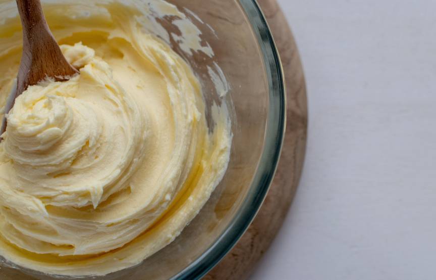 Italienische Buttercreme wird gerade gerührt