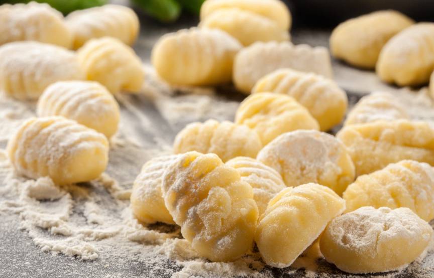Selbstgemachte Gnocchi auf einer bemehlten Arbeitsfläche