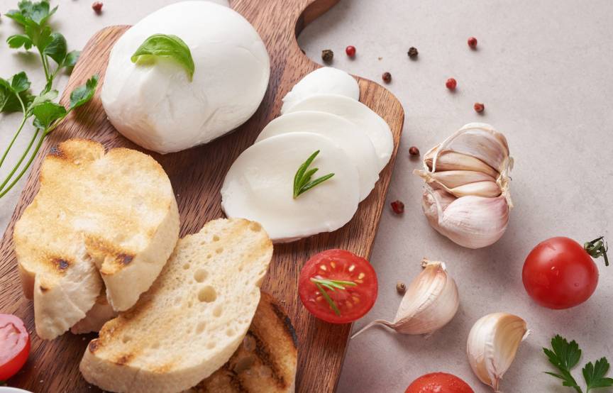 Zutaten für klassisches Bruschetta auf einem Tisch