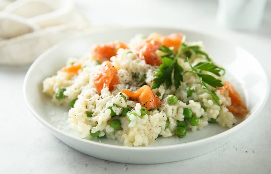 Selbstgekochtes Risotto mit Erbsen und Lachsstücken
