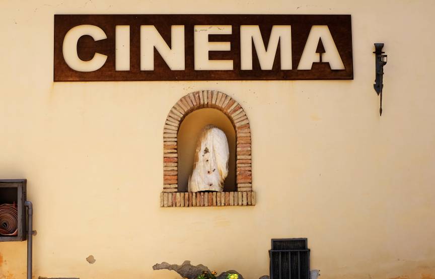 Beschriftung eines Kinos an einer Hauswand in San Felice Circeo, Lazio, Italien