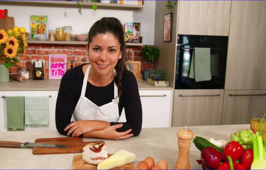 Serena Loddo kocht in der So isst Italien Küche Spaghetti Carbonara für ihren YouTube-Kanal
