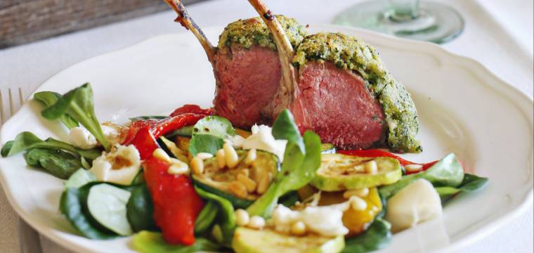 Lammkarree mit Parmesankruste & Antipastisalat