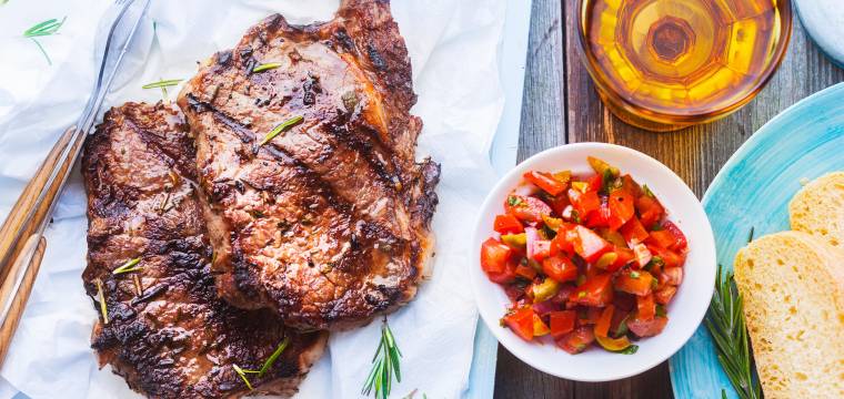 Rindersteaks vom Grill in Kräuter-Oliven-Marinade mit Tomatensalsa