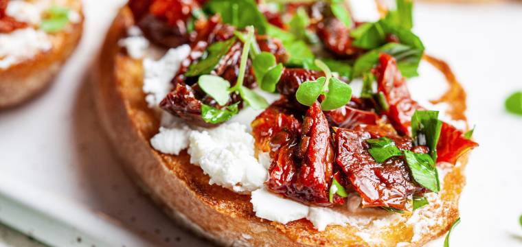 Ziegenkäse-Honig-Crostini mit getrockneten Tomaten