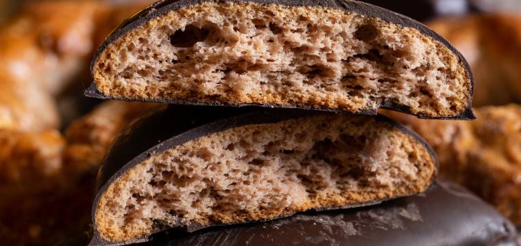 Mostaccioli Plätzchen gestapelt im close up, eines zerteilt