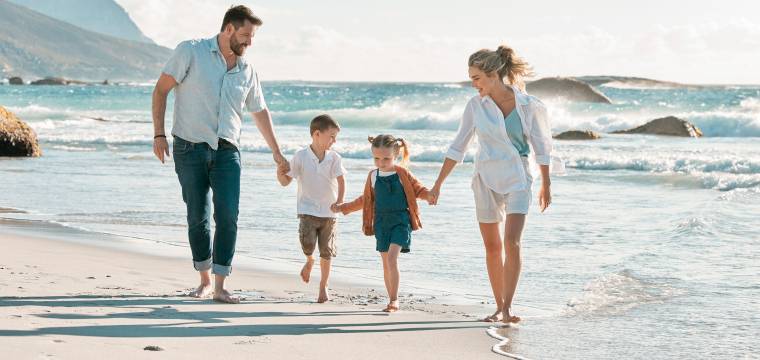 Familie an einem Strand in Italien