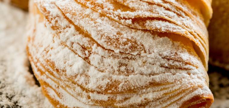 Sfogliatelle mit Puderzucker bestäubt im close up