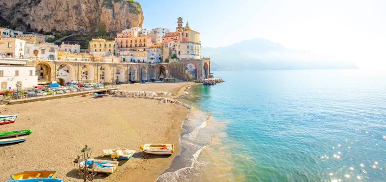 Blick auf die Bucht von Atrani an der Amalfiküste Italiens zu Ostern