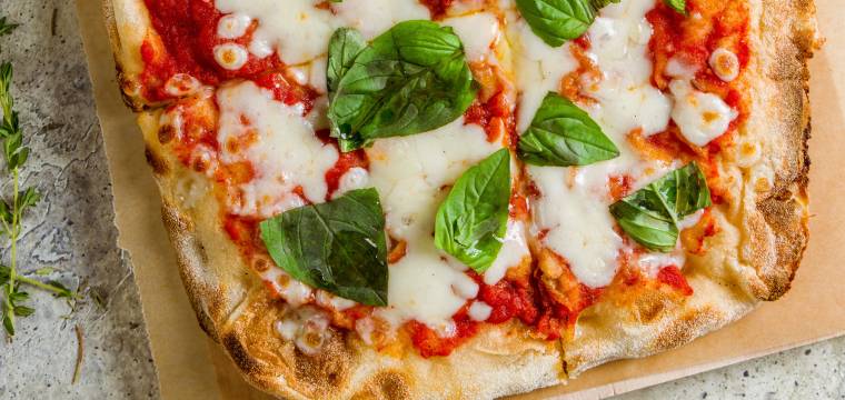 Selbst gebackene Pinsa aus original italienischem Pinsateig mit Margherita-Belag Selbst gebackene Pinsa aus original italienischem Pinsateig mit Margherita-Belag
