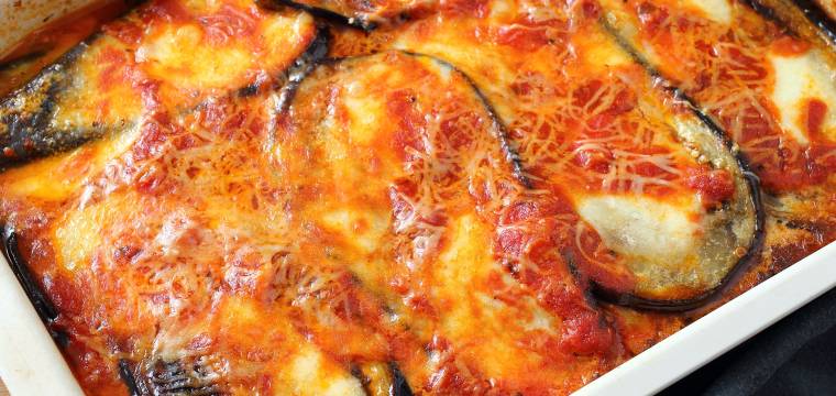 Aufberginenauflauf Melanzane alla Parmigiana in einer Auflaufform auf einem Tisch