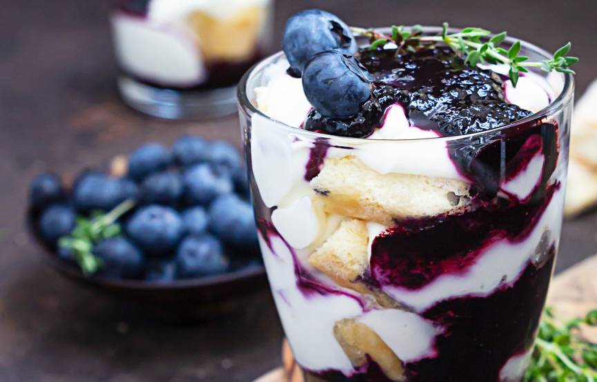 Blaubeer-Mascarpone-Dessert: Sommerliche Verführung im Glas | SoIsstItalien
