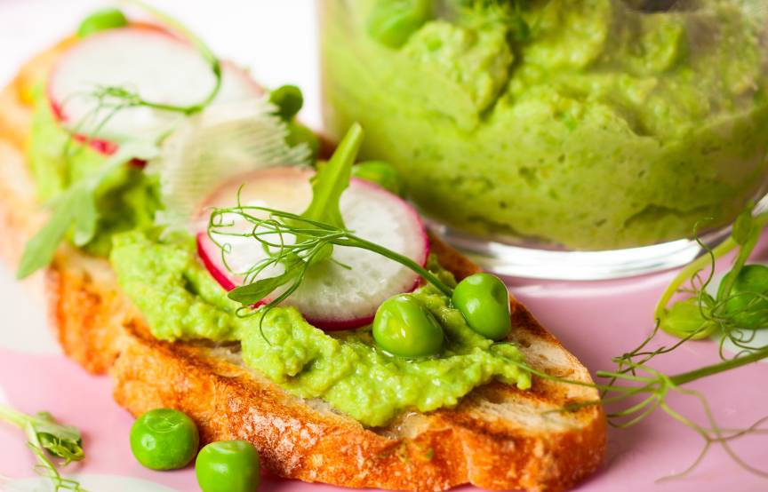 Leckere Crostini mit Erbsen-Parmesan-Creme in nur 30 Minuten ...