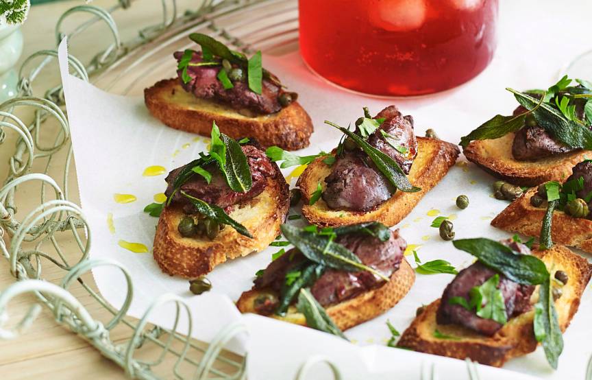 Crostini mit Hähnchenleber, Kapern und Salbei | SoIsstItalien