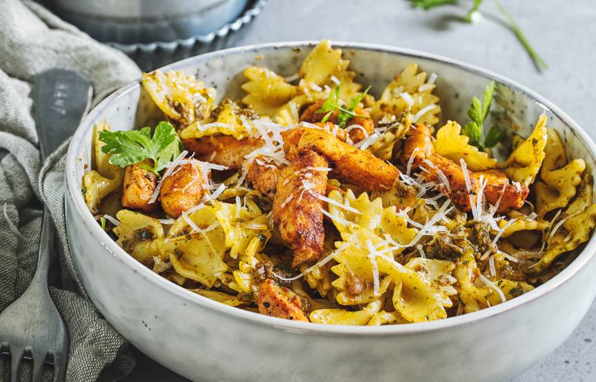 Farfalle mit rotem Pesto und Hähnchen | SoIsstItalien