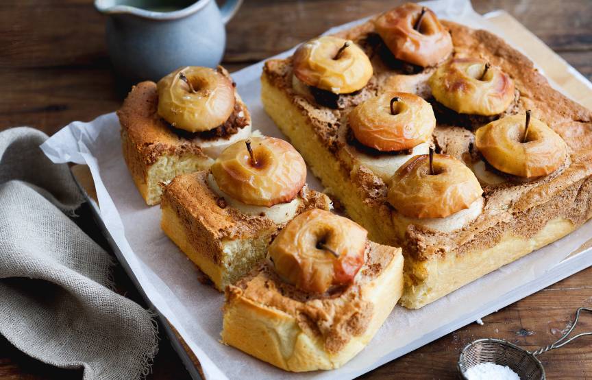 Hefekuchen mit gefüllten Äpfeln: Die perfekte Winterleckerei ...