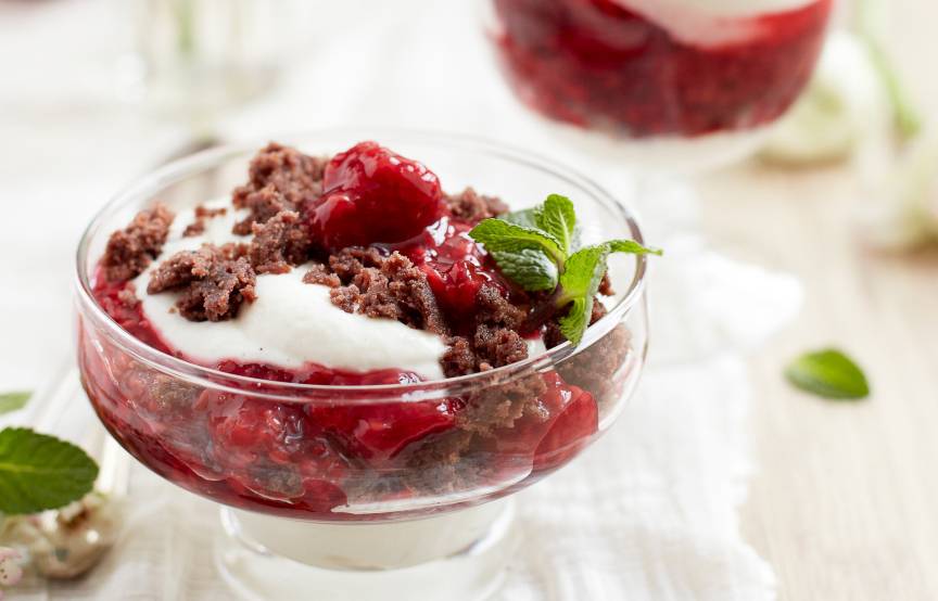 Himbeer-Joghurtdessert mit Schokostreuseln im Glas | SoIsstItalien