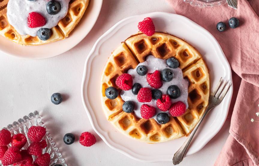 Leichte Joghurt-Waffeln mit frischen Beeren – Sommerlicher Geschmack im ...