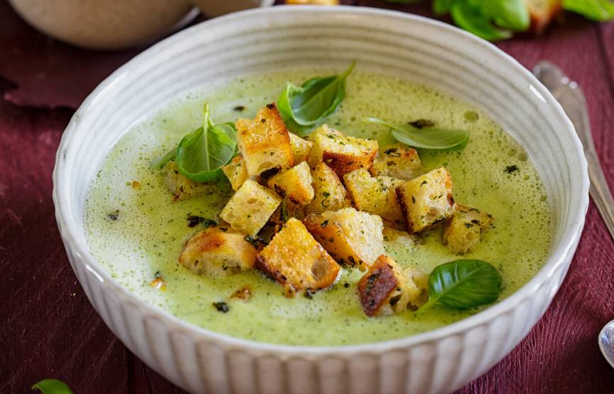 Kalte Zucchini-Suppe mit Joghurt und Croûtons | SoIsstItalien