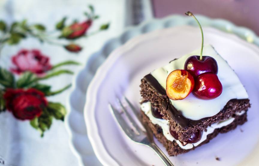 Dessertschnitten mit Schokoladenbiskuit, Kirschen und Mascarponecreme ...