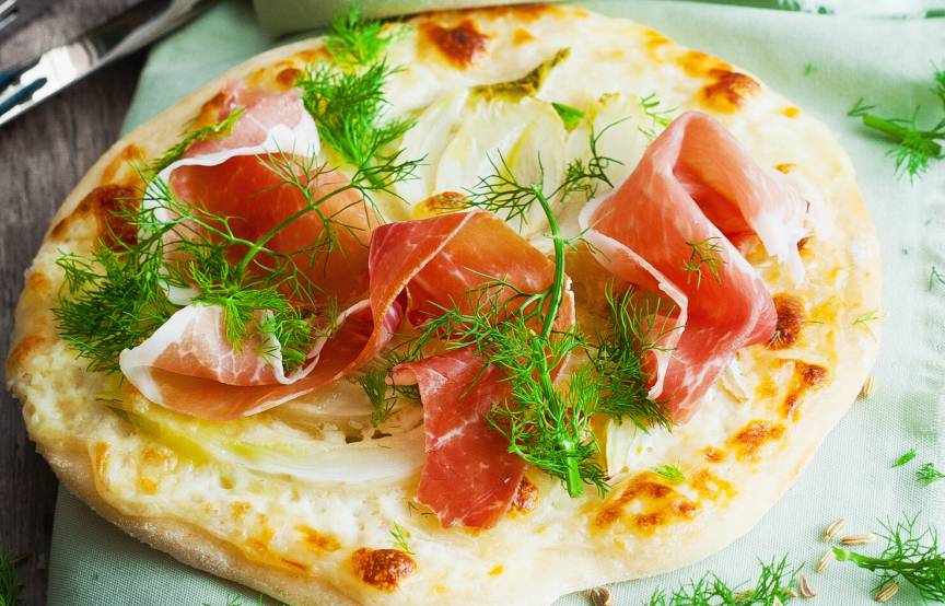 Fenchel-Pizza Rezept mit Schinken &amp; Mozzarella | SoIsstItalien
