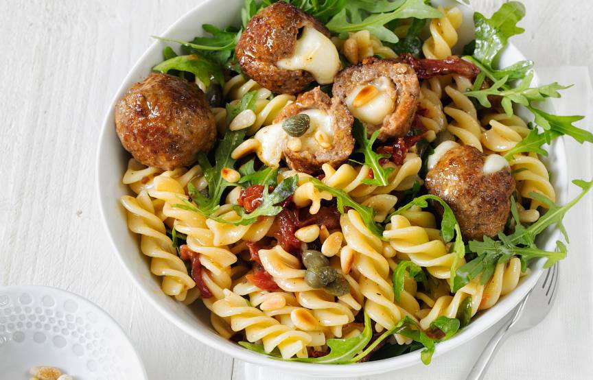 Fusilli-Salat mit Tomaten und Hackbällchen | SoIsstItalien