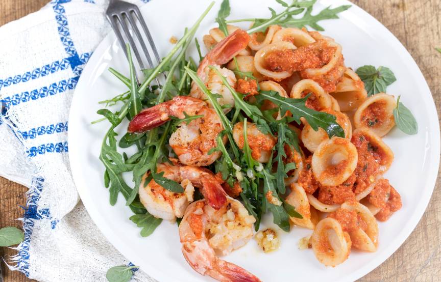 Lauwarmer Nudelsalat mit gebratenen Garnelen | SoIsstItalien