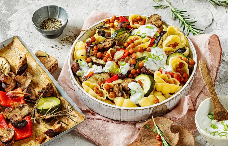 Lauwarmer Pastasalat mit Ofengemüse | SoIsstItalien
