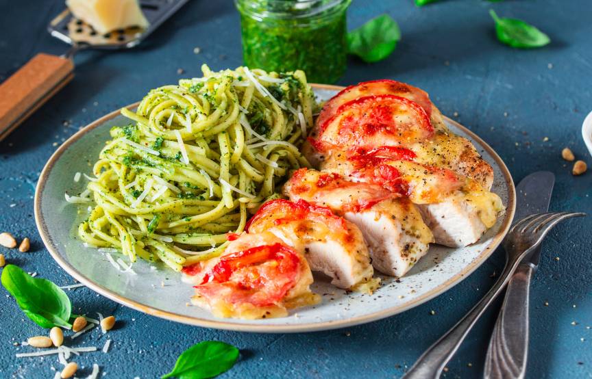 mediterrane-pesto-linguine-mit-gratiniertem-tomaten-mozzarella-h-hnchen