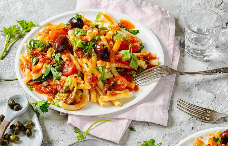 Würziger Maccheroni-Salat alla puttanesca | SoIsstItalien