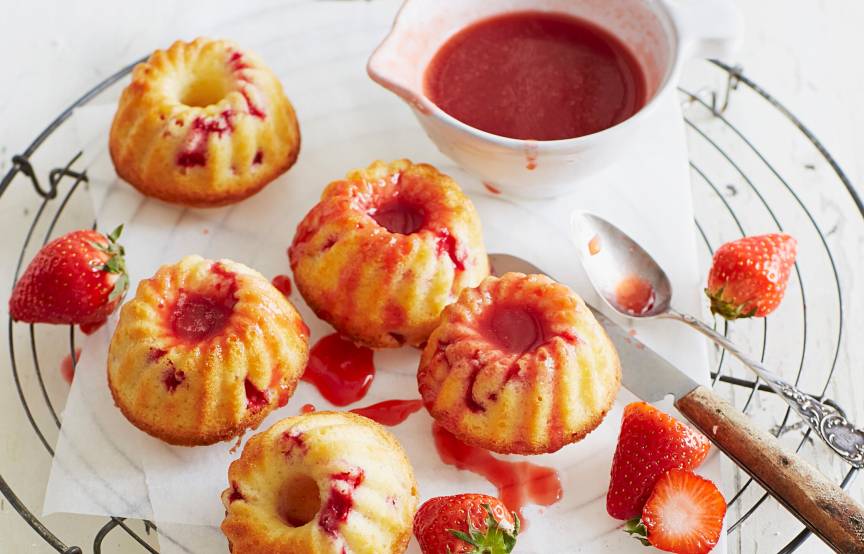 Mini-Zitronengugelhupfe mit fruchtiger Erdbeersoße | SoIsstItalien Mini-Zitronengugelhupfe mit fruchtiger Erdbeersoße | SoIsstItalien