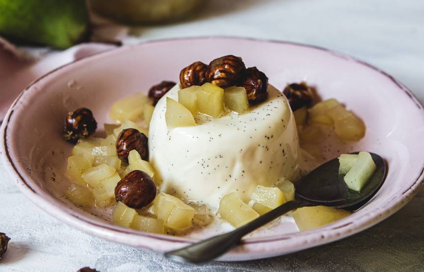 Pannacotta mit Birnenkompott und karamellisierten Haselnüssen: Ein ...
