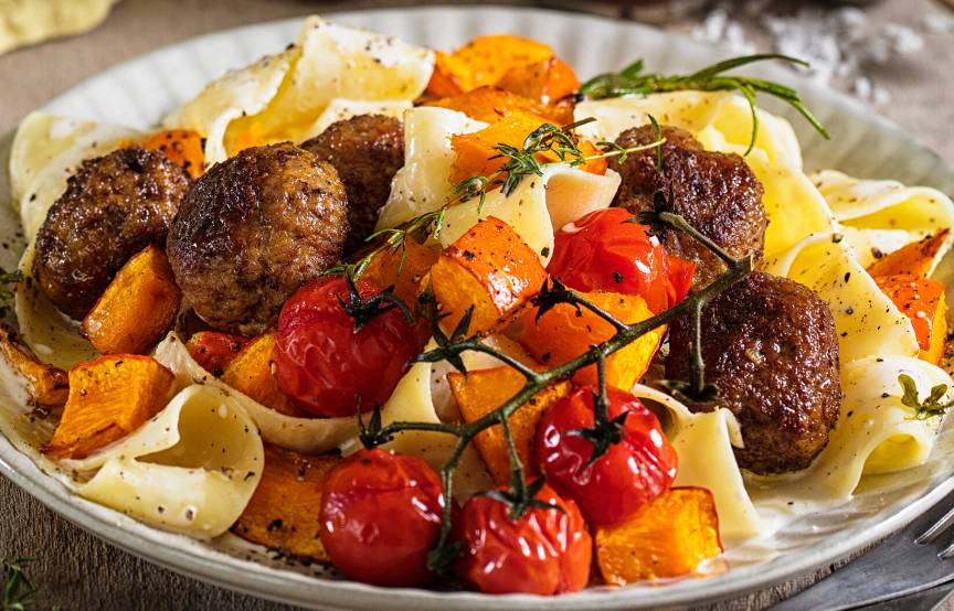 Pasta mit Ofenkürbis und Hackbällchen | SoIsstItalien