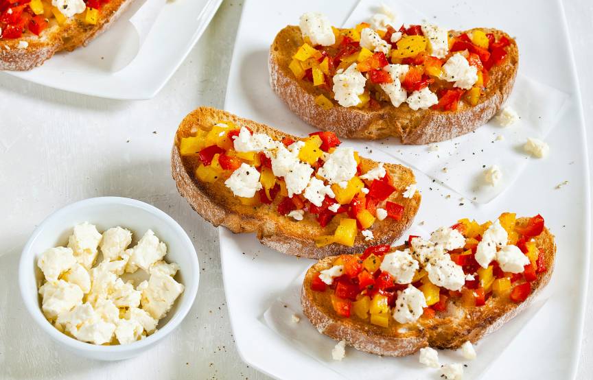 Bruschetta mit bunter Paprika und Schafskäse | SoIsstItalien