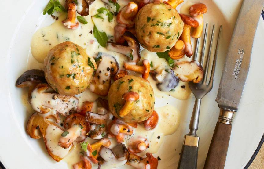 Cremiges Pilzragout mit Semmelknödel | SoIsstItalien Cremiges Pilzragout mit Semmelknödel | SoIsstItalien