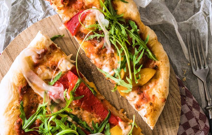 Pizza mit gegrillter Paprika, Lardo &amp; Rucola | SoIsstItalien