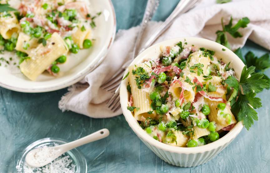 Rigatoni mit Erbsen-Carbonara schnell und einfach | SoIsstItalien
