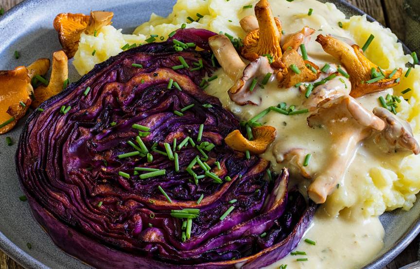Vegetarische Rotkohlsteaks mit Pfifferlingsoße | SoIsstItalien