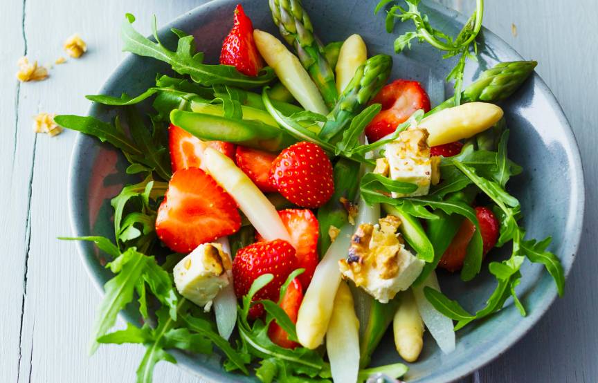 Schneller Spargelsalat mit Erdbeeren | SoIsstItalien