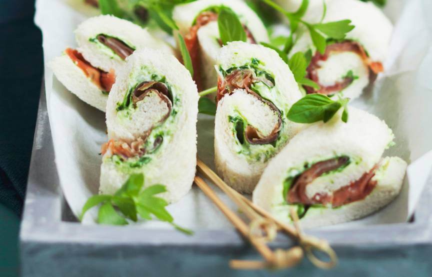 Tramezzini-Röllchen mit Parmaschinken-Kräuter-Füllung | SoIsstItalien