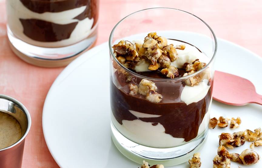 Einfaches Vanille-Schoko-Schichtdessert mit karamellisierten Nüssen ... Einfaches Vanille-Schoko-Schichtdessert mit karamellisierten Nüssen ...