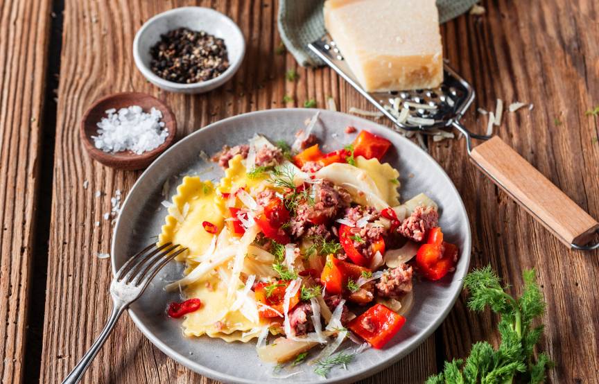 Schnelle Ravioli-Salsicca-Pfanne – würzig und lecker! | SoIsstItalien
